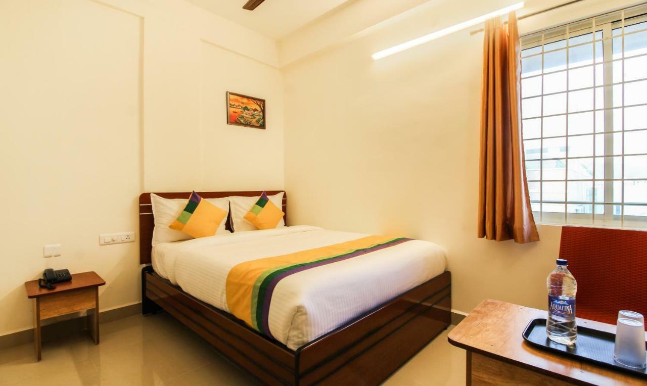 Itsy Hotels Riyas Grand ตีรูปาติ ภายนอก รูปภาพ