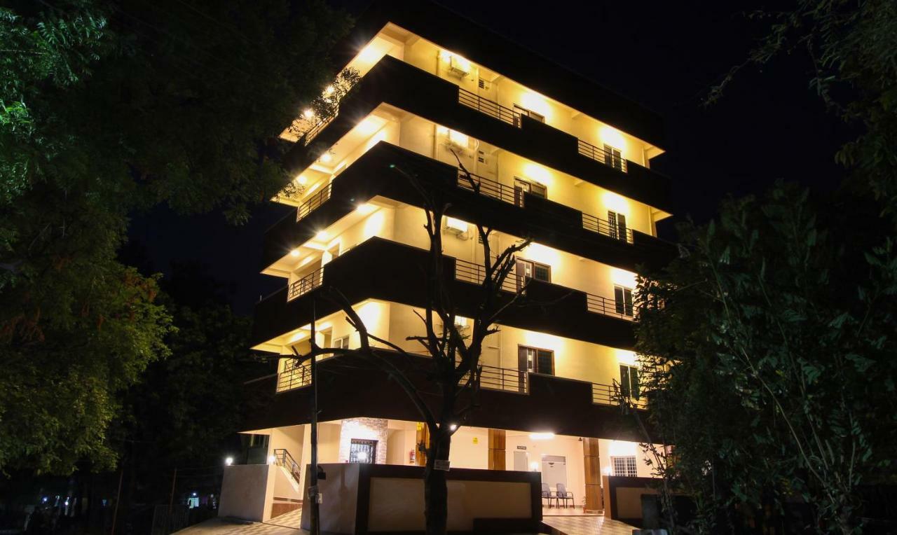 Itsy Hotels Riyas Grand ตีรูปาติ ภายนอก รูปภาพ